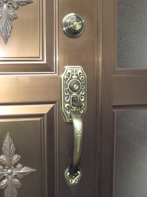 ドアに取り付けた様子