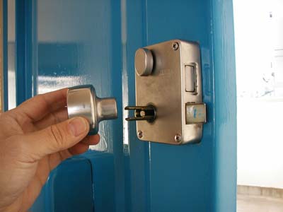 部屋内のノブを引っ張って取る