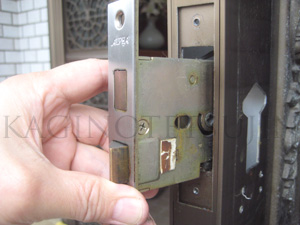 上下のALPHA錠ケースの交換・取替え3