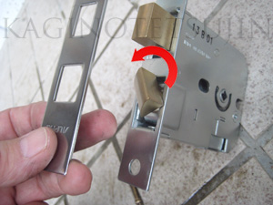 上下のALPHA錠ケースの左右勝手