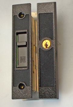 KH-53YKK 他高級引戸用(ブラック)の玄関引違戸の真ん中の取替用の鍵